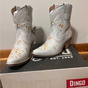 Dingo Womens Primrose Embroidered Floral Snip Toe Boots Ankle Low Heel 1-2"